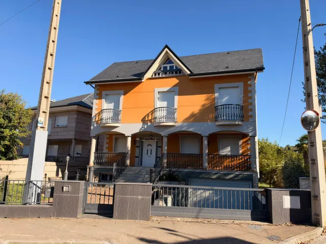 VENTA: Amplio Chalet en la Exclusiva Zona de Compostilla. — 24