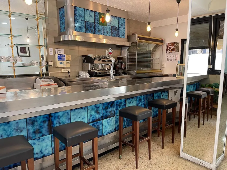 SE VENDE  BAJO CON NEGOCIO DE BAR SIN TRASPASO