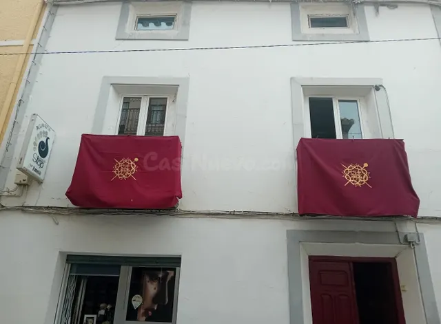 adosa en el centro de Huéscar con local comercial