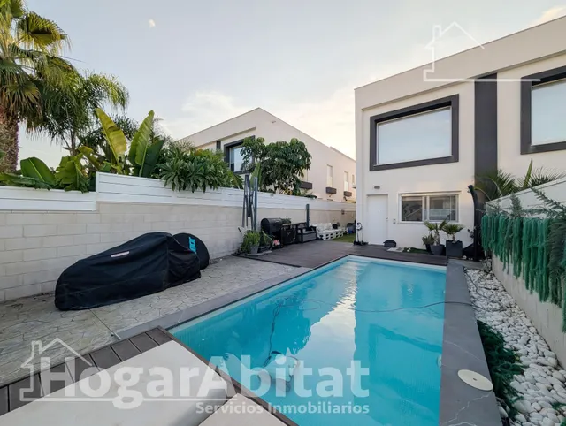 ¡Precioso Chalet! Seminuevo, amplio y luminoso, con piscina privada, garaje y jardín — 44