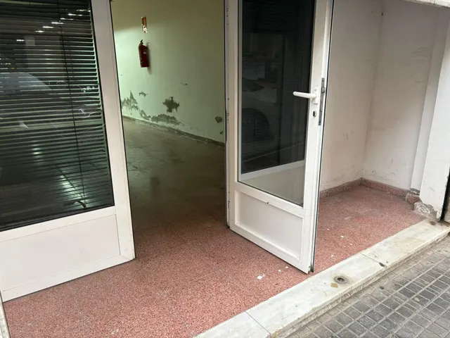 Se vende local en excelente ubicación, con un baño y patio, con techos altos. — 5