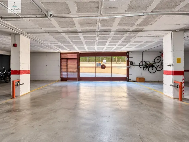 Plaza de garaje en teatinos, junto al palacio de justicia — 2
