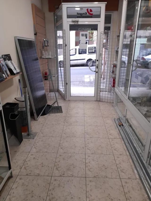 SE VENDE LOCAL /  BUENA ZONA /ZONA CAROLINAS — 5