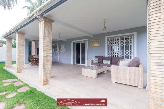 Chalet con gran parcela, jardín y piscina - foto 2