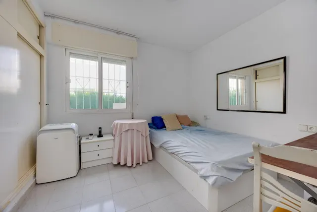 Bungalow con solárium, orientación sur y vistas a la piscina comunitaria — 10