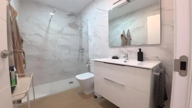 Adosado reformado de tres habitaciónes más apartamento con parking y piscina comunitaria. — 28