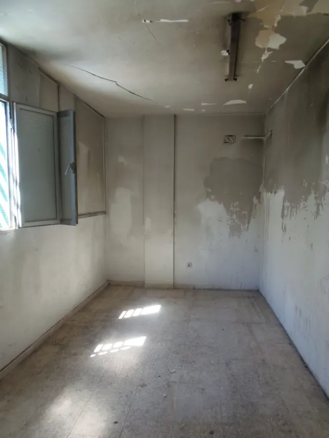 LOCAL ACONDICONADO  DE 400MTRS NECESITA REFORMAS SE DA CARENCIA, BIEN SITUADO  ES PLANTA SEMI SOTANO, CON OFICINAS Y BAÑOS, ZONA LA PAZ — 2