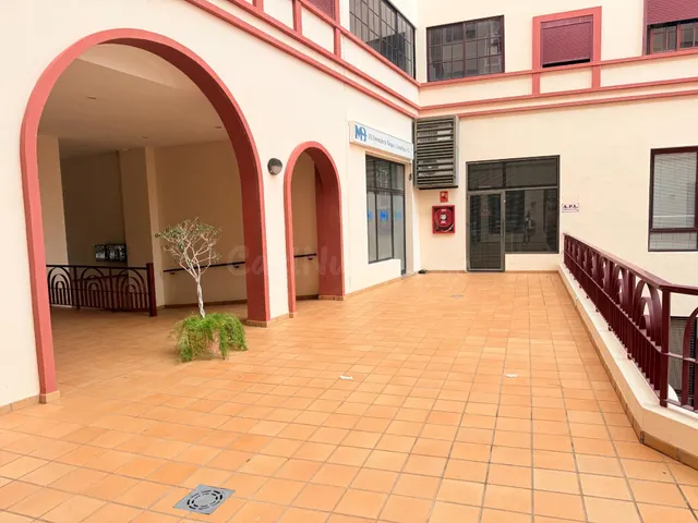 LOCAL COMERCIAL CON ESCAPARATE, DIAFANO EN CALLE RAMON Y CAJ - foto 4