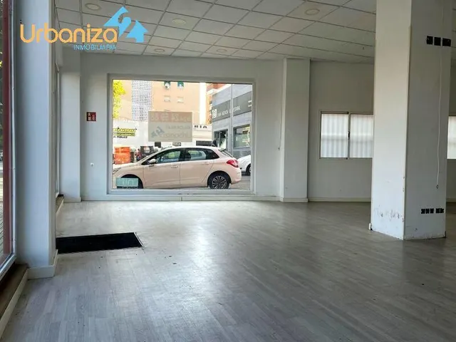 LOCAL BIEN ACONDICINADO  CON GRANDES ESCAPARATES DE ESQUINA — 8