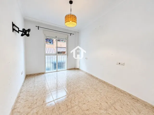 PISO EN VENTA EN ALICANTE. ZONA DE LA FLORIDA. 79m2, 2 habitaciones, 1 BAÑO, AMPLIO PATIO, PRIMERA PLANTA CON ASCENSOR. — 23