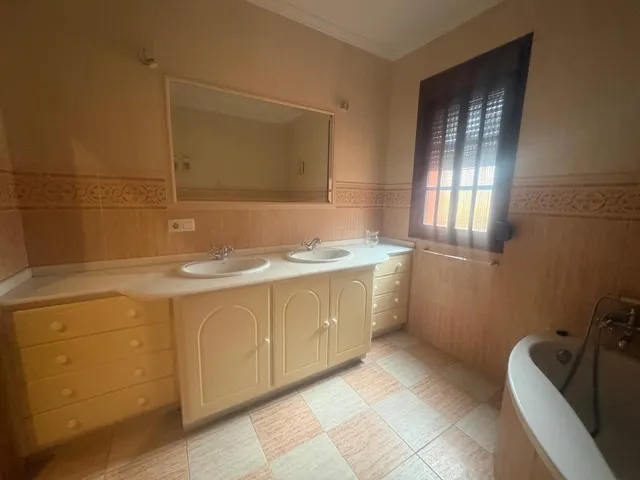 Se vende chalet en una sola planta cuatro habitaciones en Algeciras — 39
