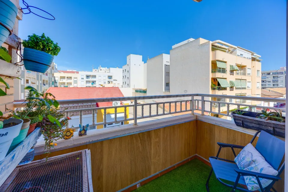 Amplio piso con 4 dormitorios, terraza y garaje en el centro de Torrevieja