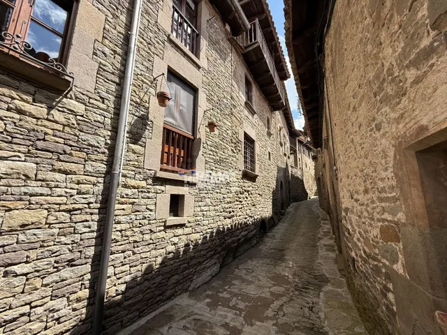 Rupit | Casa de piedra con encanto y gran potencial en el corazón del pueblo — 2