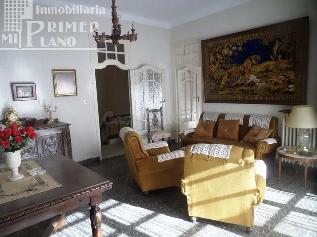 Se ofrece a la venta una espaciosa casa de dos plantas en el - foto 2