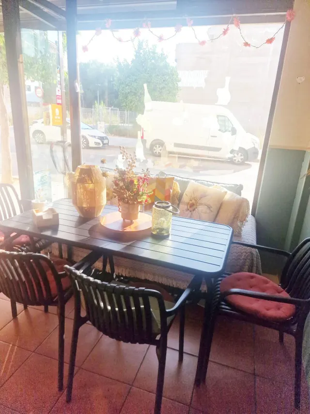 Bocatería en traspaso en Massanassa. 2 terrazas, cocina equi - foto 4