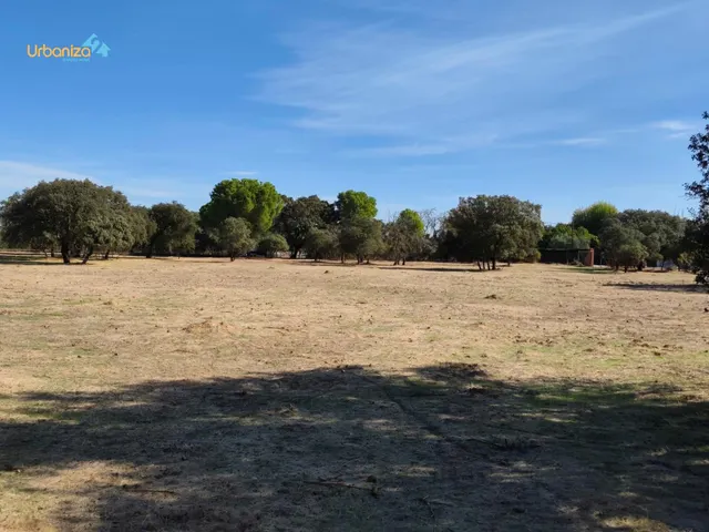 Parcela en tres arroyos totalmente vallada con pozo, portera de entrada y  2 acometidas de luz — 12
