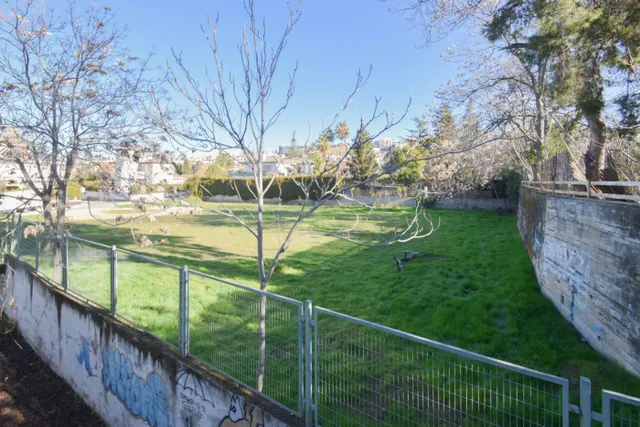 CASA Y PARCELA PARA USOS MULTIPLES. ZONA SERRALLO — 11