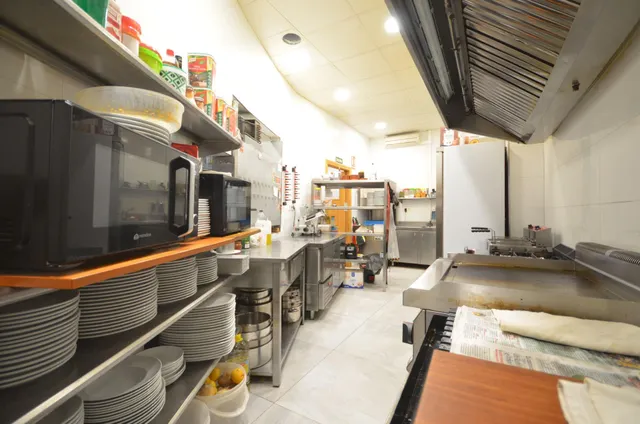 Negocio de restaurante-bar en funcionamiento en local esquinero de 402 m2 — 19