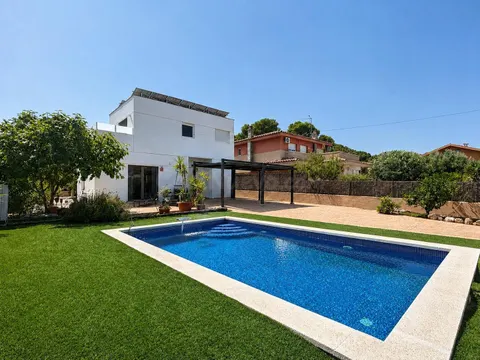 Casa independiente seminueva en la urbanización California, Canyelles