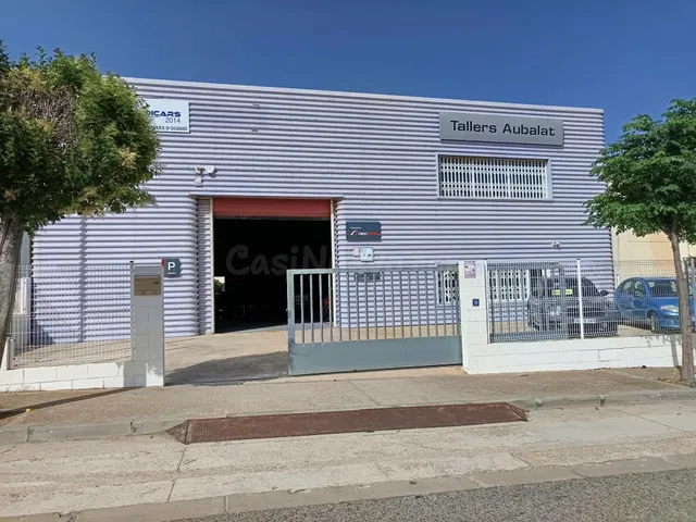 Taller automovil muy bien ubicado en la zona industrial de l
