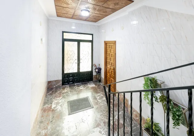 Amplio Piso con Patio en el Corazón de Maracena - foto 4