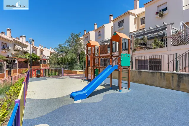 ADOSADA EN URBANIZACIÓN EN HUETOR VEGA — 41