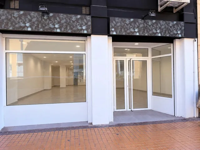 LOCAL COMERCIAL REFORMADO, MUY VISIBLE Y EN UNA DE LAS ZONAS