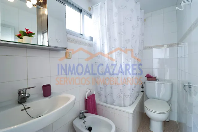 ¡A SOLO 1 MINUTO DE LA PLAYA! CÉNTRICO APARTAMENTO EN PRIMERA PLANTA DE 3 DORMITORIOS Y TERRAZA CON VISTAS AL MAR, EN LOS ALCÁZARES, MURCIA. — 19