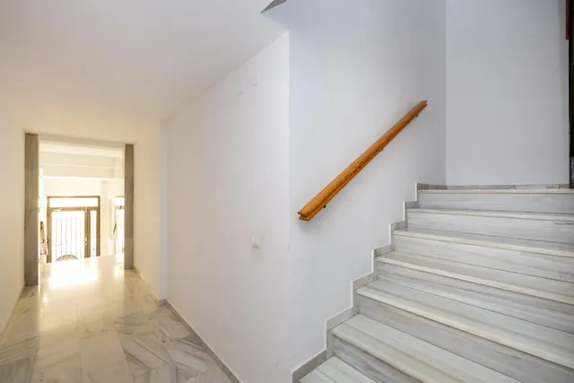 Piso 2 dormitorios, garaje y ascensor a la entrada de la Zubia, junto Ayuntamiento.  Perfecto estado — 30