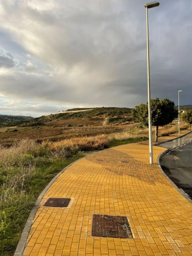 Terreno urbano de 870 m² en Casares con vistas panorámicas — 2