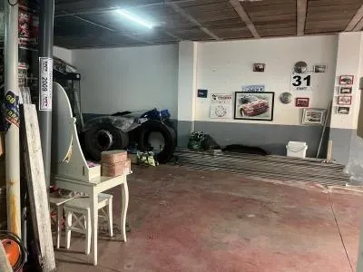¿Buscas un local con vado, buena fachada y potencial de rentabilidad? Este espacio diáfano en Valdeolleros puede ser la oportunidad que estabas esperando. — 11