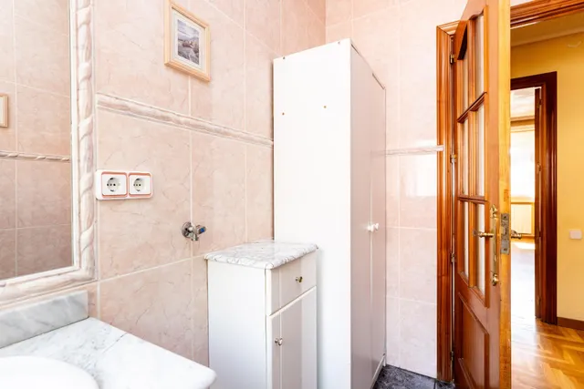 Piso amplio con 4 habitaciones y luminoso con terraza en zona tranquila y ajardinada. — 20