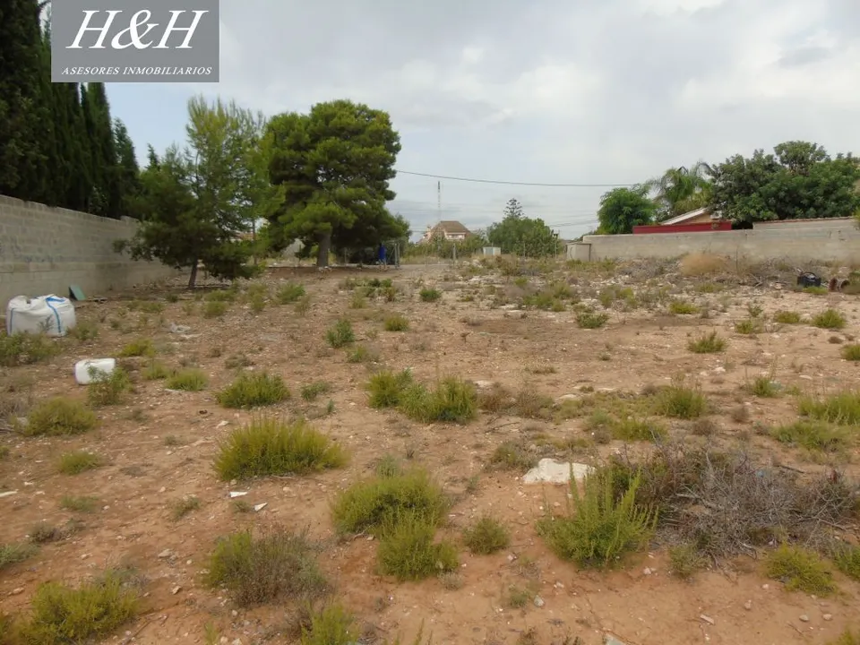 Se vende terreno urbano de 2000 m2 en Betera. / H H Asesores, Inmobiliaria en Burjassot/