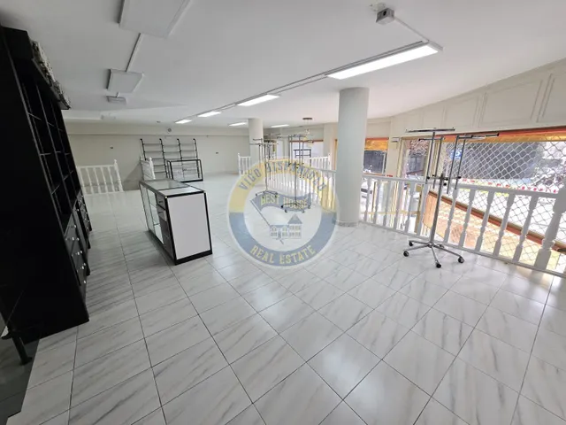 Bajo comercial de gran visibilidad — 11