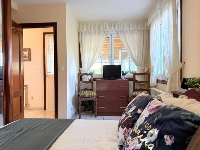 Casa con cuatro dormitorios, terrazas y amplio garaje en Oleiros — 18