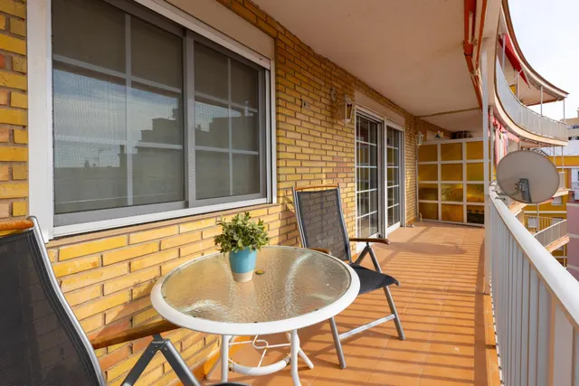 Apartamento en venta en Torrevieja, ubicado en la zona de La Loma, a pocos minutos a pie de la Playa del Cura. Primera línea de mar! — 2