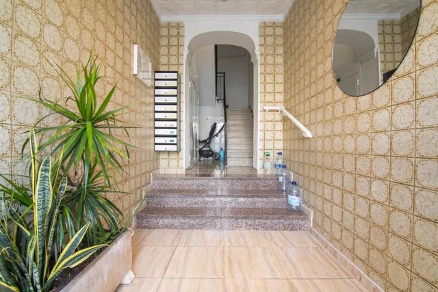 3º sin ascensor, de 3 habitaciones, 1 baño y balcón — 21