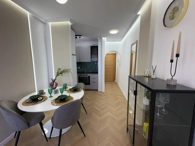 Apartamento céntrico, luminoso, y elegantemente reformado (1.ª planta). Balcón con orientación este, piscina comunitaria y a solo 800 m de Playa del Cura. — 9
