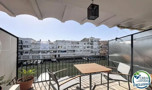 Apartamento con vistas al canal, terraza y parking en Empuri