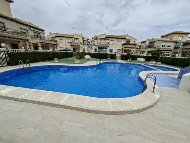 Bungalow 2 dormitorios y 1 baño con jardín. Punta Prima