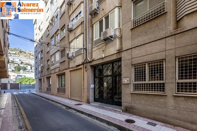 Piso con gran patio en Carretera de la Sierra — 25
