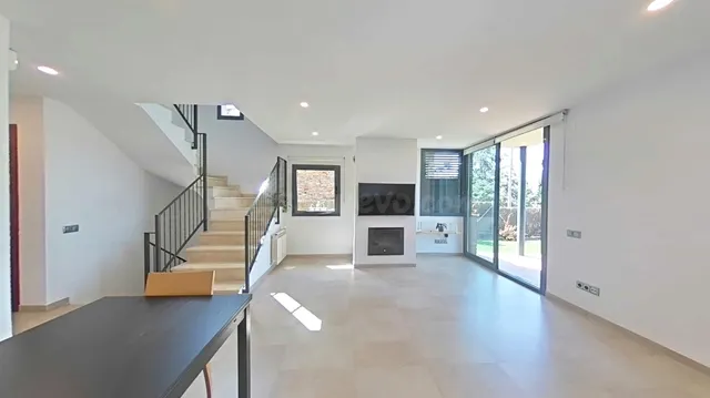 Casa amb façana de pedra als peus del Montseny amb jardí, pi - foto 2