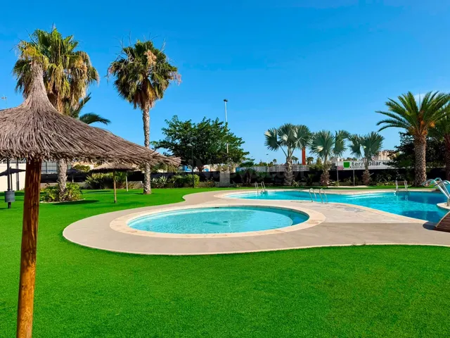 Bungalow en planta baja con 2 terrazas, piscina y parking en Aguas Nuevas — 2