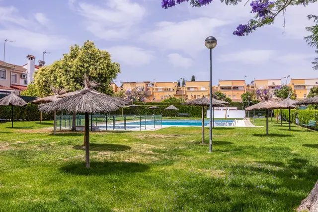 Vive en Simón Verde: Casa pareada con patio, garaje cubierto, piscina y el metro a un paso. — 35