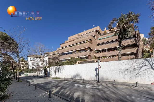 EXCLUSIVO PISO CON JARDÍN PRIVATIVO EN UNA DE LAS MEJORES URBANIZACIONES DE GRANADA — 48