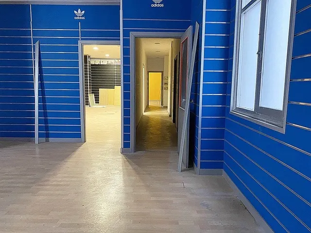 Se alquila amplio local en 1ª planta Mesa y López — 12