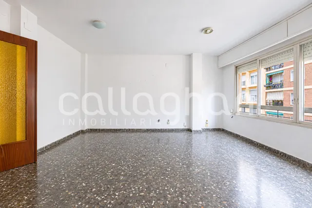 Piso con gran potencial de reforma en ruzafa – 4 habitaciones y 2 balcones — 34