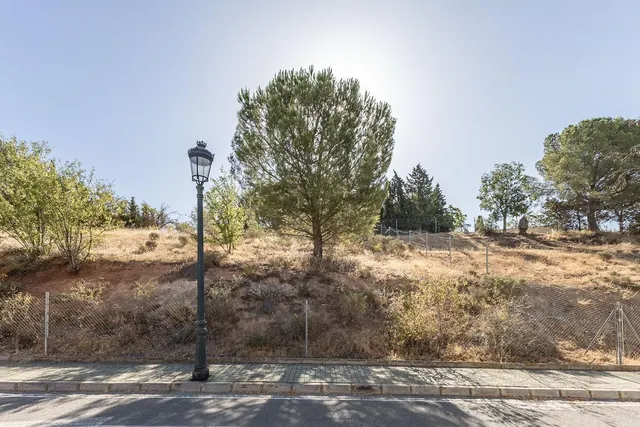 PARCELA 610 M2 EN CORTIJO DE LA LUZ, OTURA. — 2