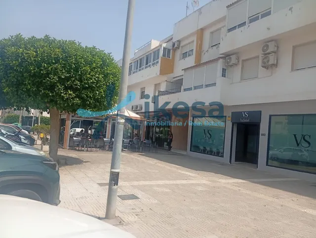 Oportunidad de Inversión: Local Comercial en Roquetas de Mar — 3