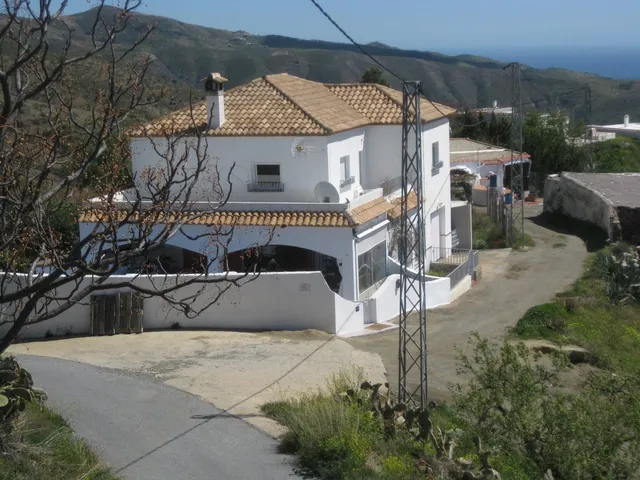 MAGNIFICA CASA CON JARDIN — 2